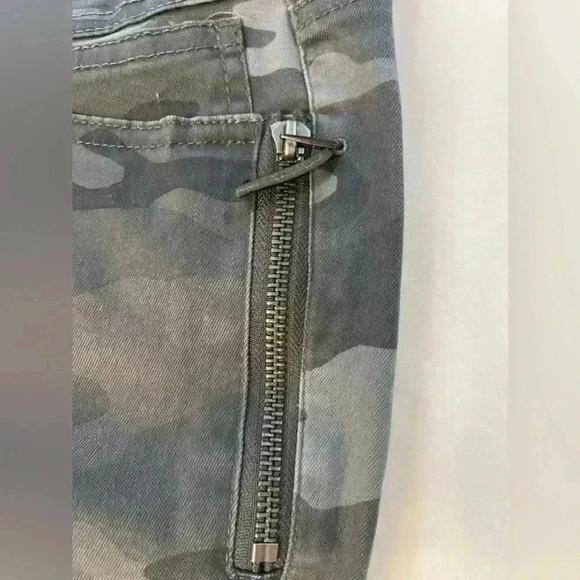 Democracy Abroad solution camo print pants size 8 and good condition army, green - Picture 5 of 8